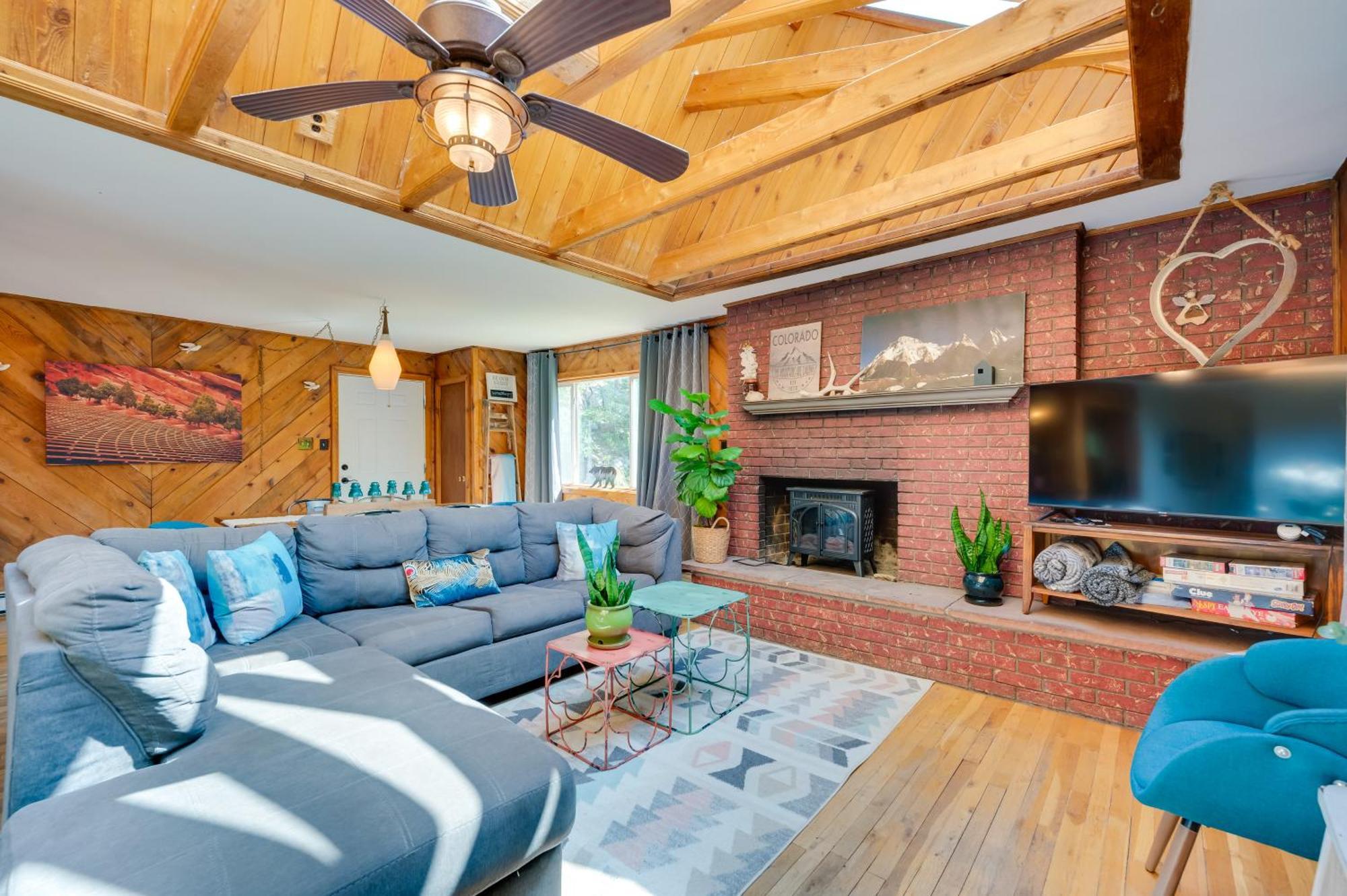 Stunning Golden Home With Deck About 35 Mi To Denver! エクステリア 写真